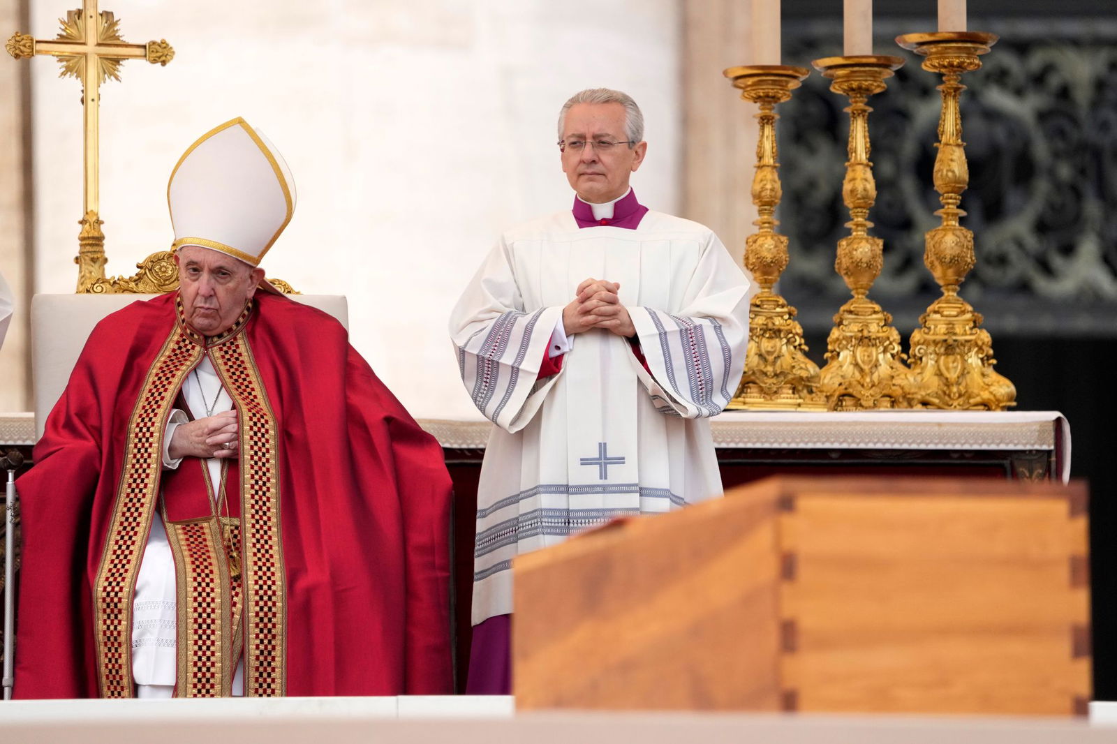 Franziskus hält auf dem Petersplatz die Trauermesse für seinen verstorbenen Vorgänger Benedikt XVI. (Archivbild)