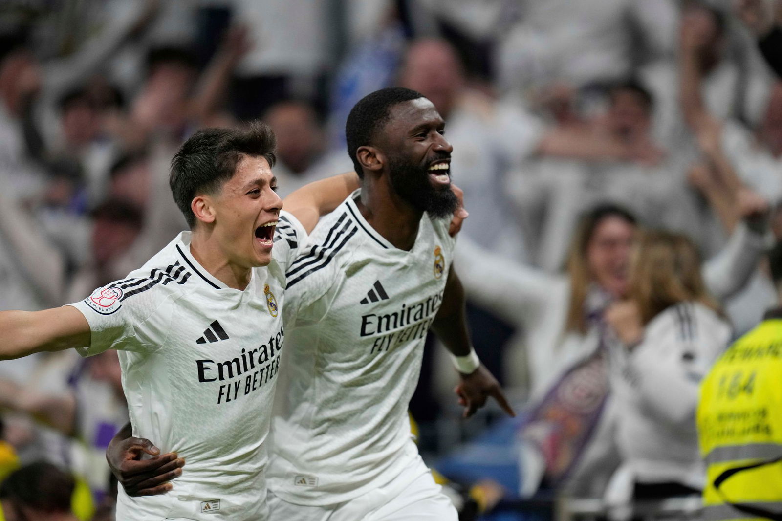 Antonio Rüdiger (r) war der Matchwinner für Real Madrid.