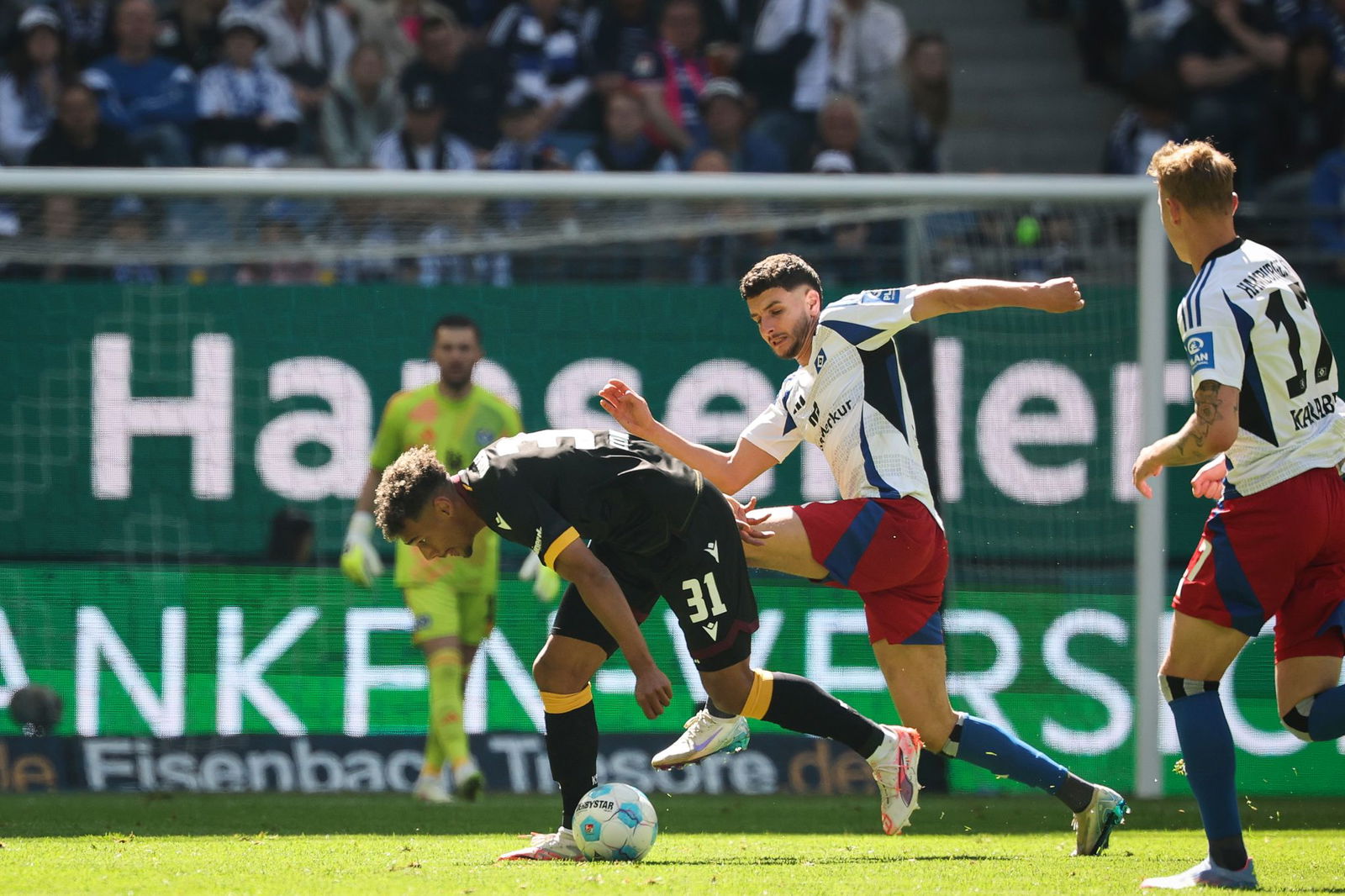 Umkämpftes Spiel zwischen dem HSV und dem Karlsruher SC. 