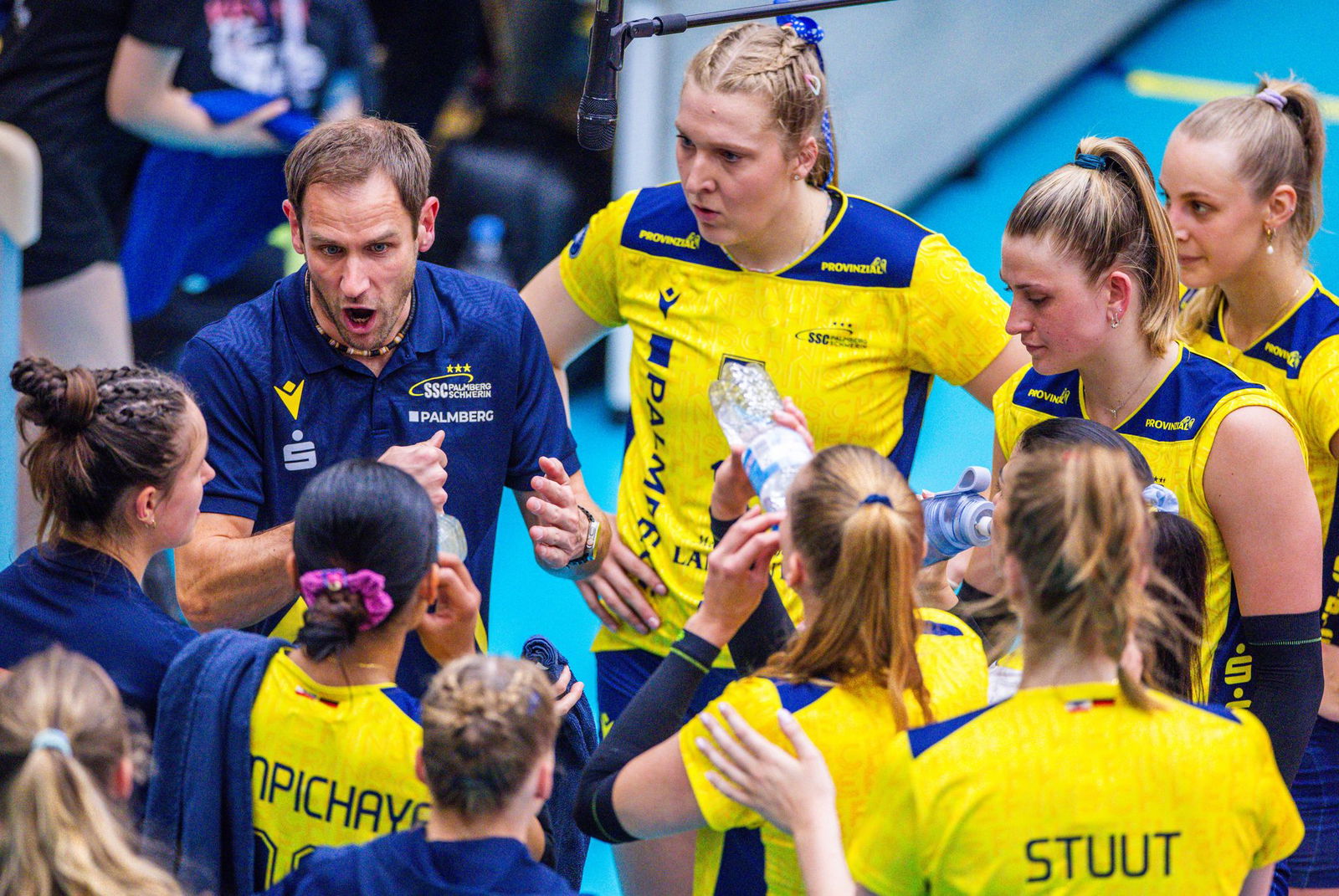 Trainer Felix Koslowski und die Schweriner Volleyballerinnen triumphierten nach einem 0:2-Satzrückstand.