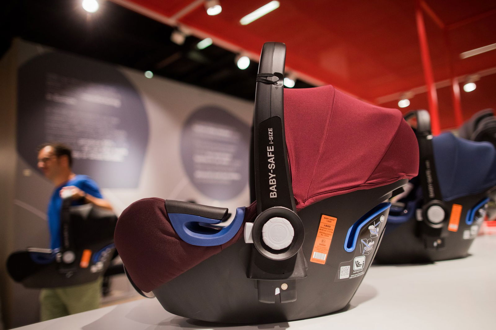 Der Kindersitzhersteller Britax Römer will die Produktion komplett nach Asien verlagern. In Bayern fallen dadurch mehr als 200 Jobs weg.