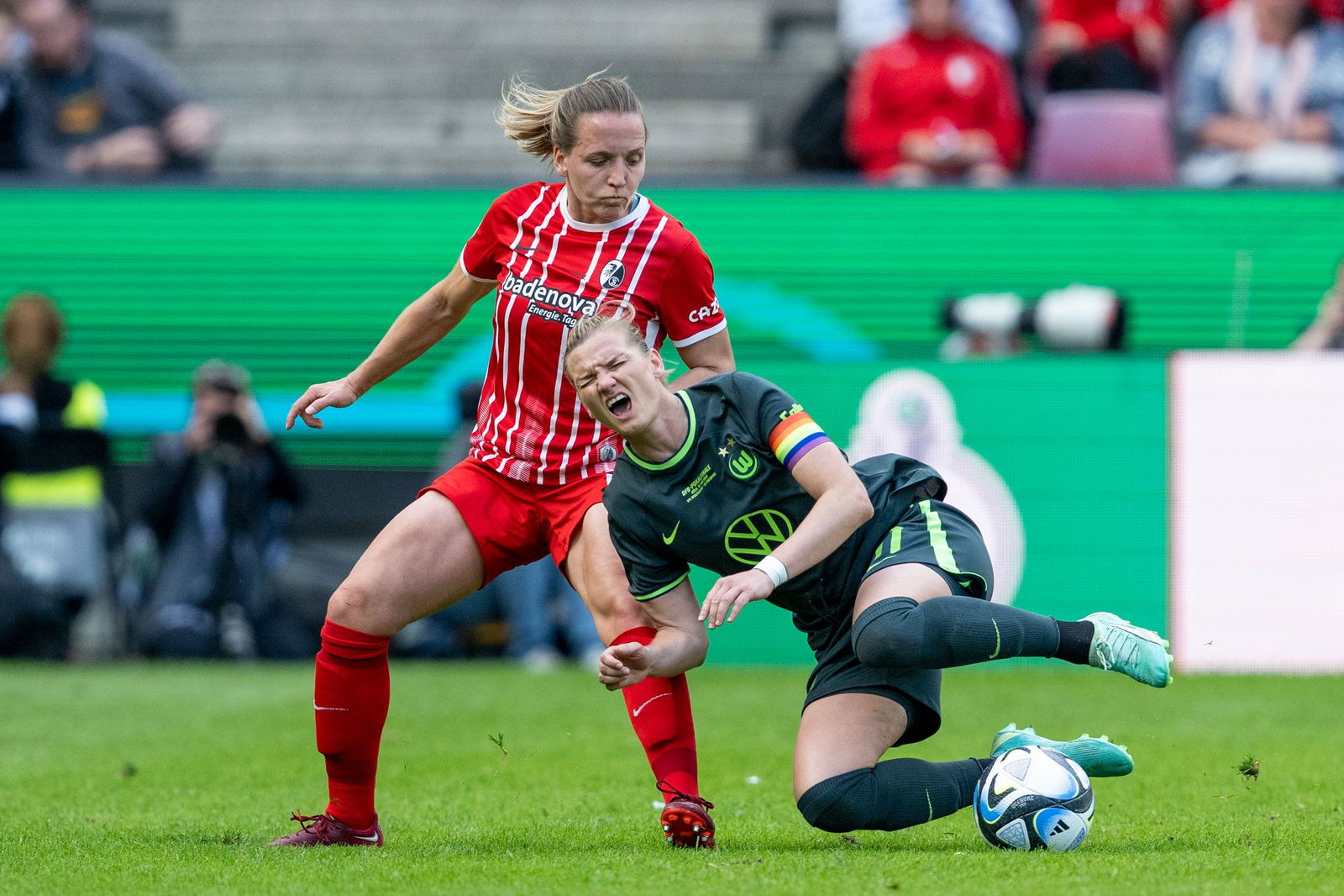 Die Außenverteidigerin Lisa Karl (l.) bleibt dem SC Freiburg treu.