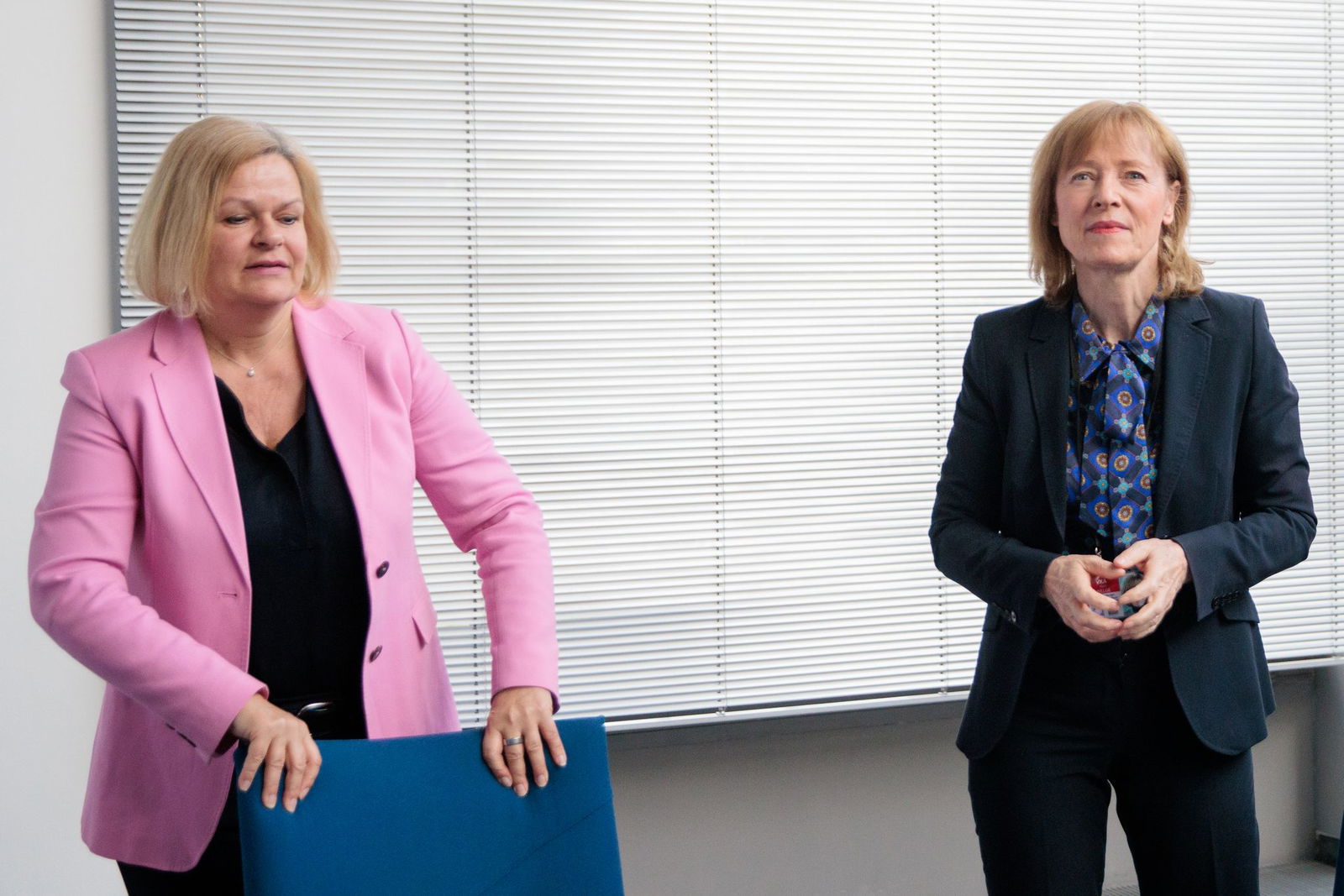 Für die Arbeitgeber verhandeln Bundesinnenministerin Nancy Faeser und die Präsidentin der kommunalen Arbeitgeberverbände Karin Welge.