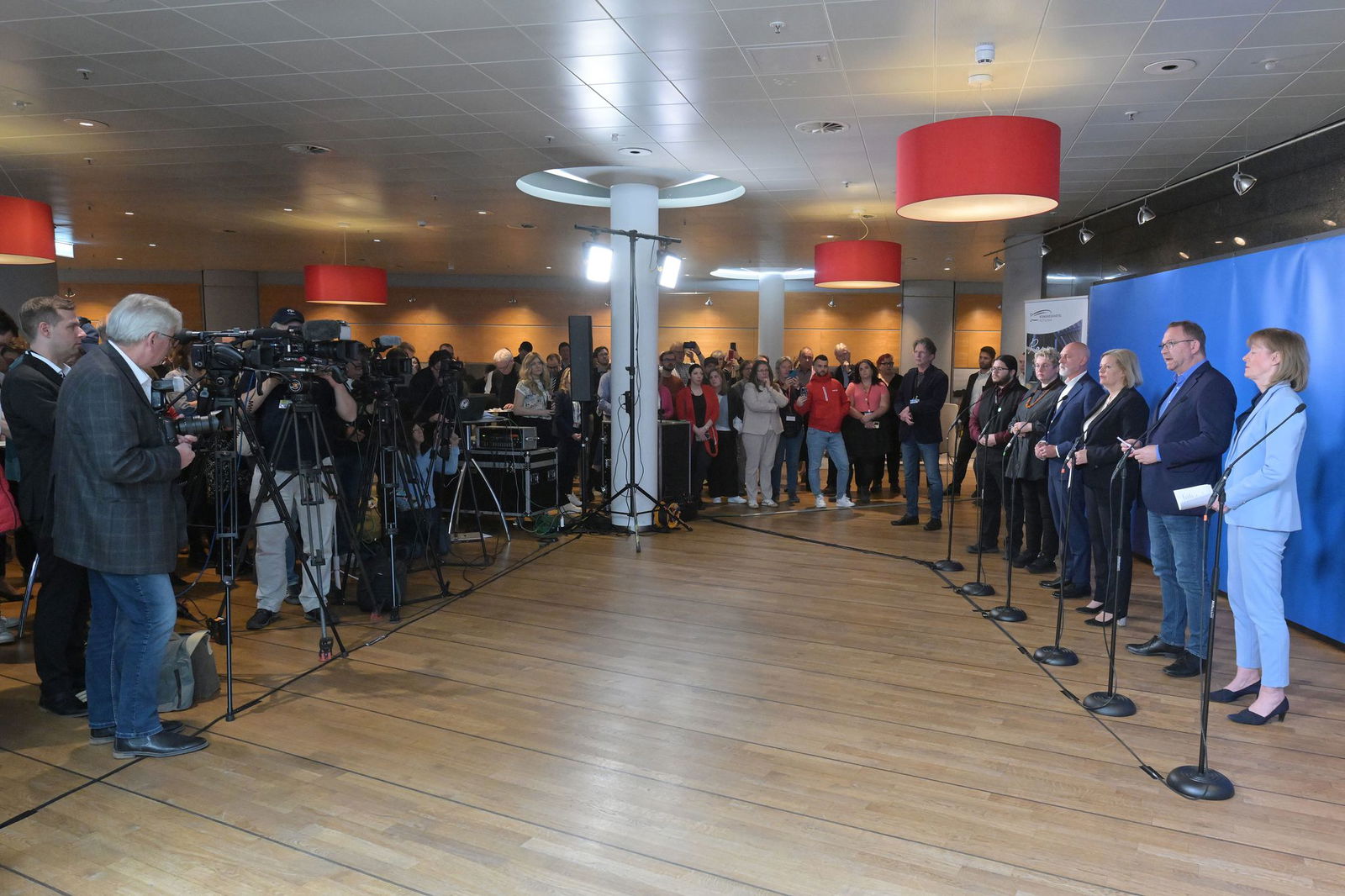 Nach dem Durchbruch in den Verhandlungen für den öffentlichen Dienst zeigten sich die Beteiligten erleichtert.