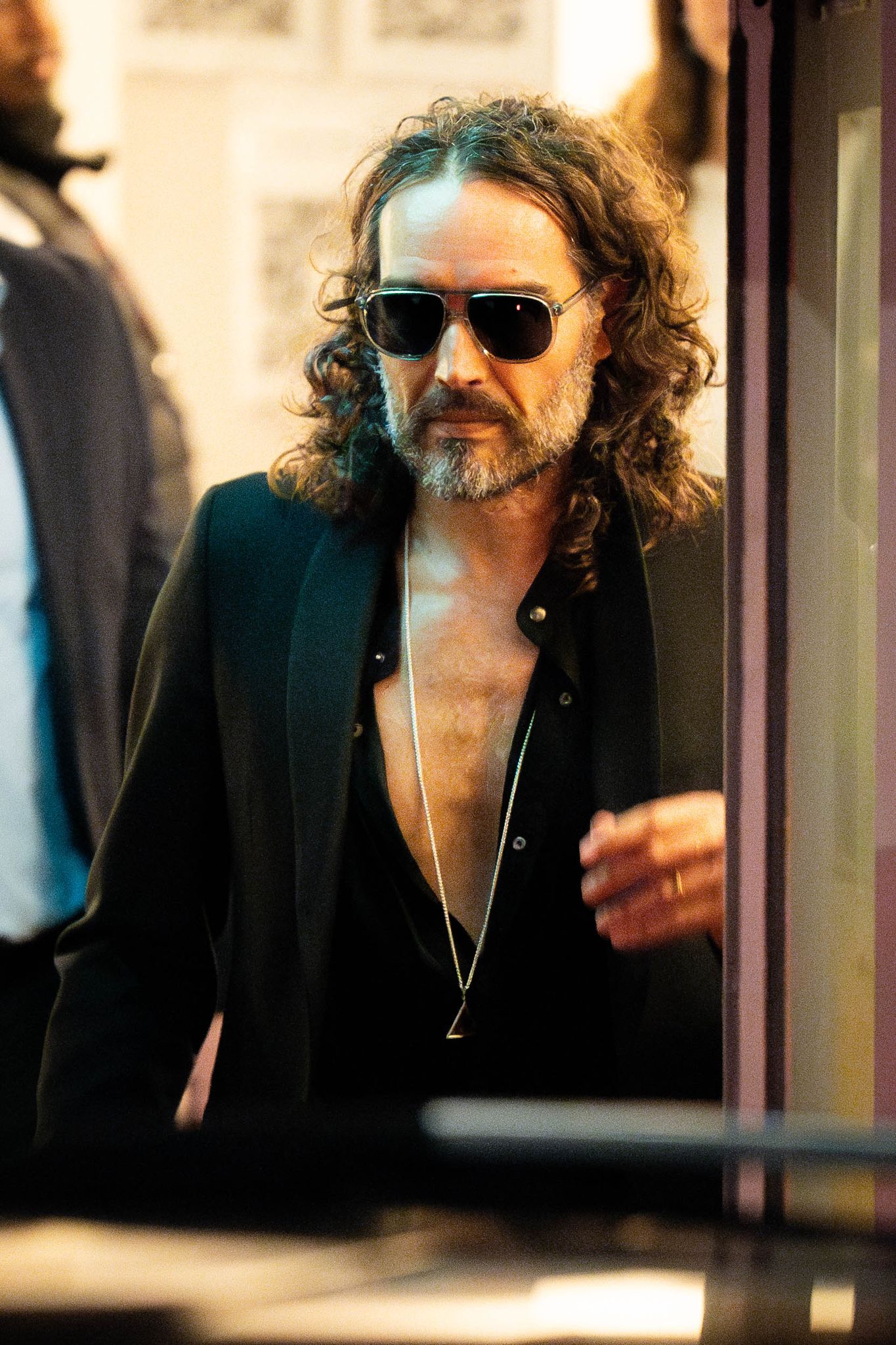 Der britische Schauspieler Russell Brand ist wegen des Verdachts der Vergewaltigung, Belästigung und Nötigung angeklagt worden.