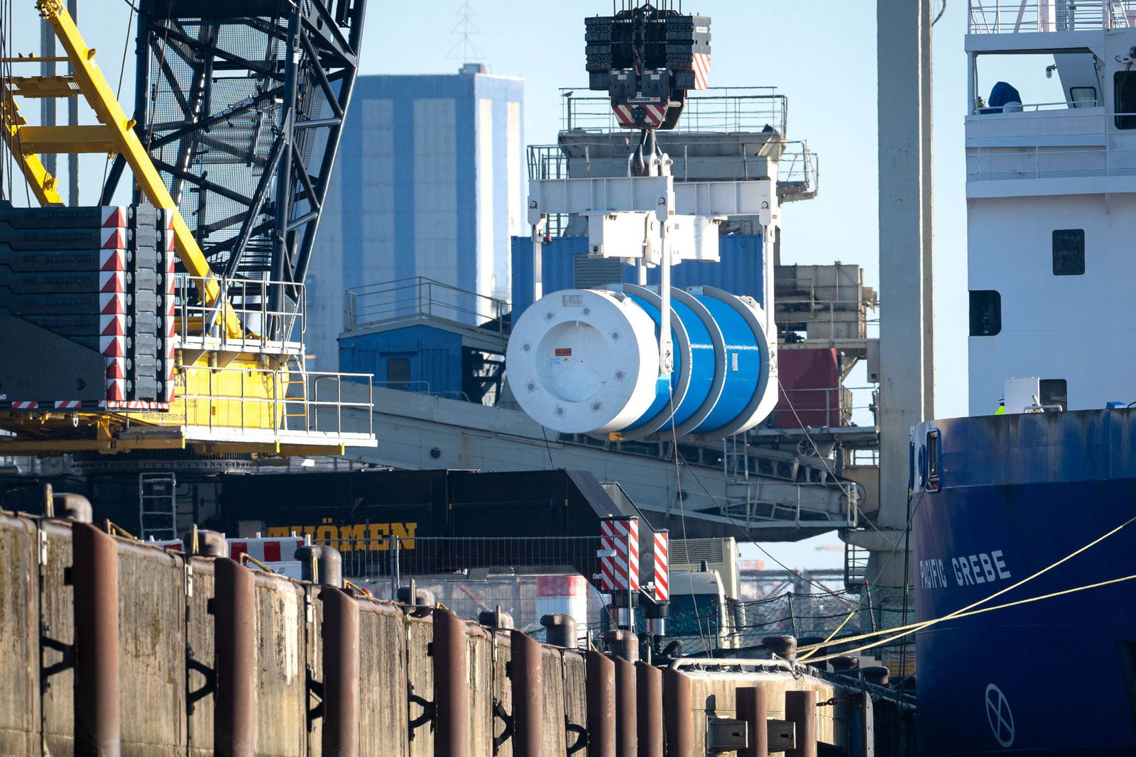 Ein Castor-Behälter wird vom Spezialschiff «Pacific Grebe» gehoben.