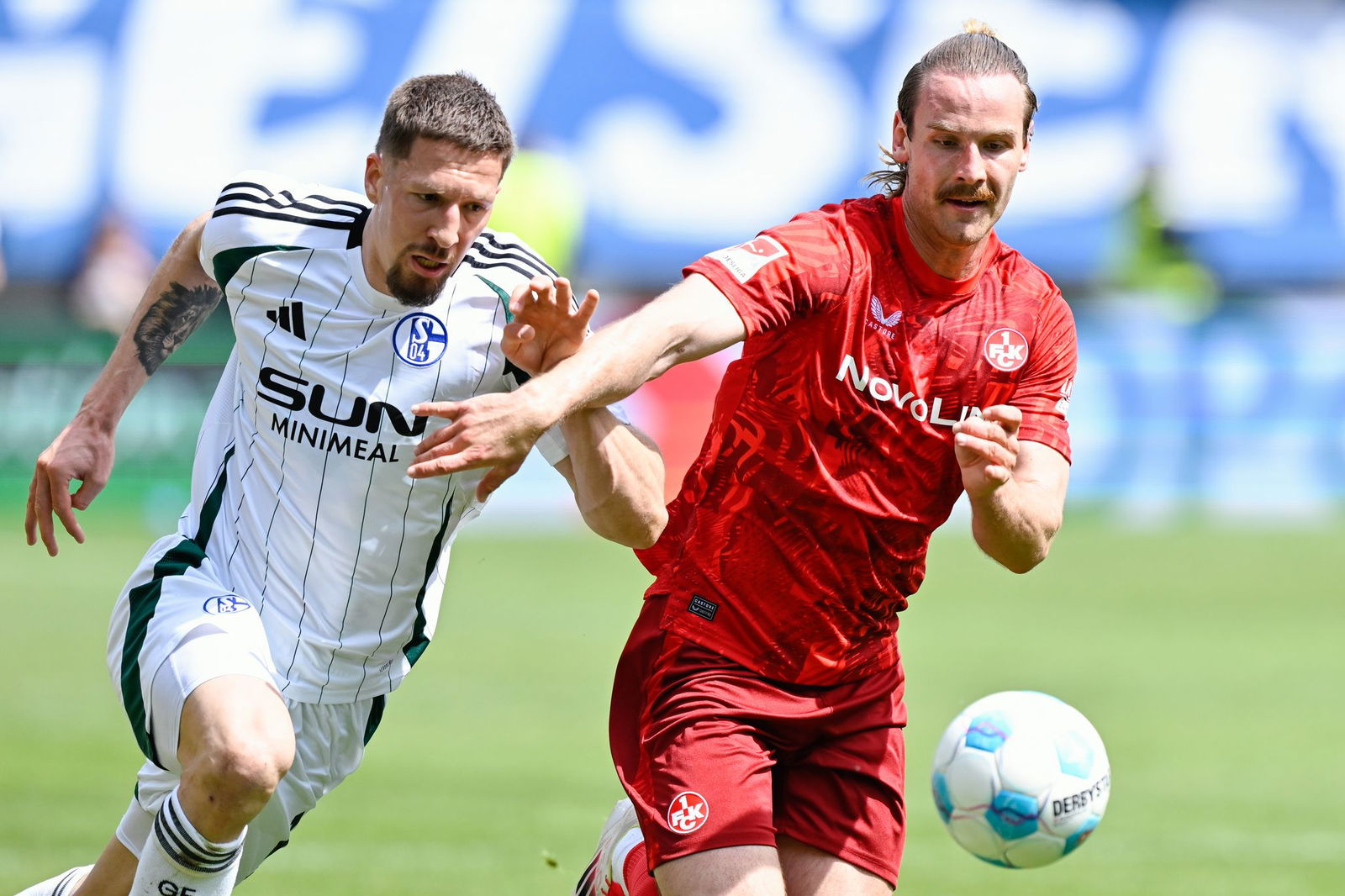 Der 1. FC Kaiserslautern um Jannis Heuer (r) dominierte in der ersten Hälfte gegen den FC Schalke 04 um Janik Bachmann.