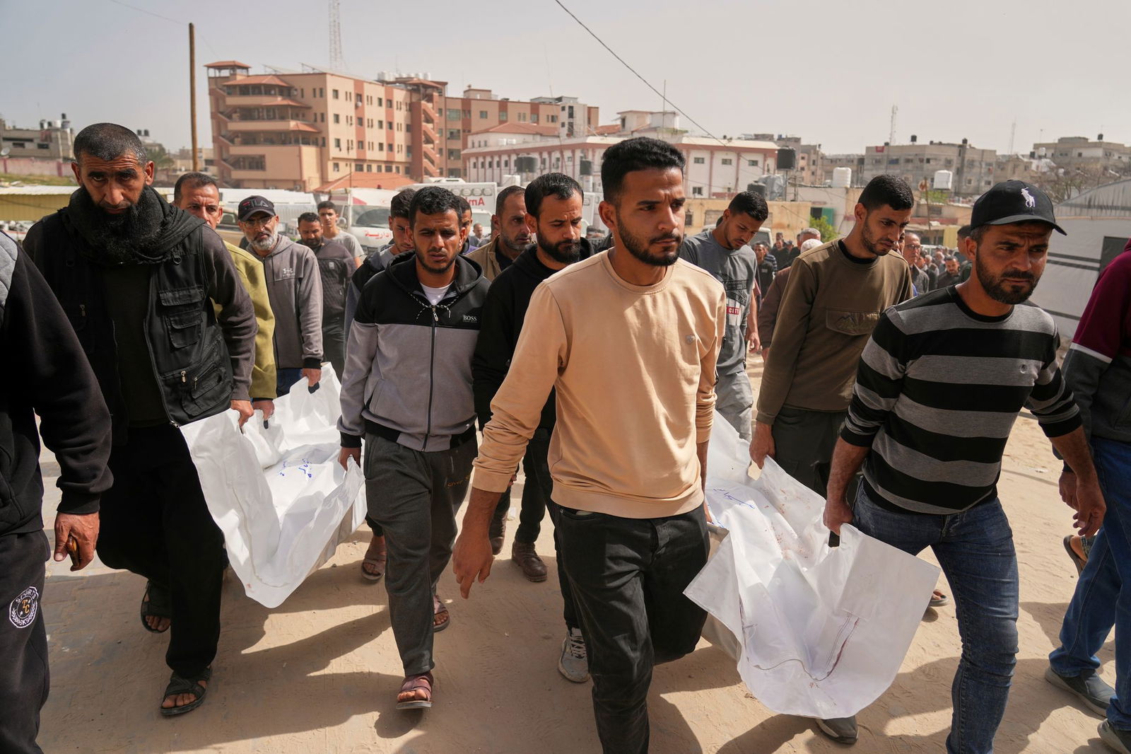 Im Gazastreifen werden mehrere durch Angriffe der israelischen Armee getötete Palästinenser zu Grabe getragen.