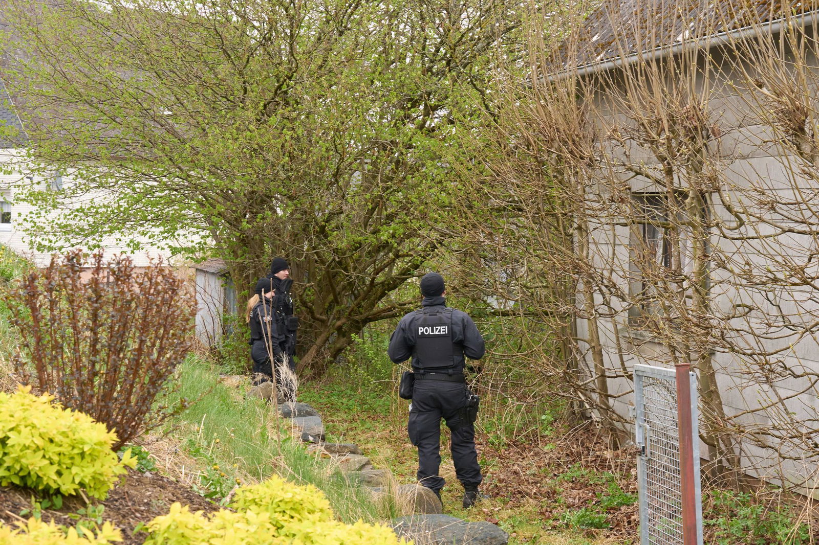 Die Polizei durchsucht in der Region immer wieder verschiedene Orte.