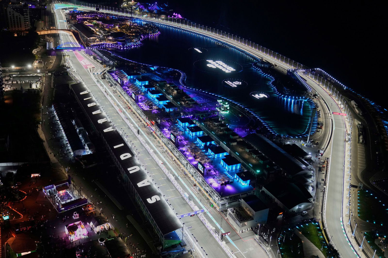 Auch Qualifying und Rennen finden unter Flutlicht statt. 