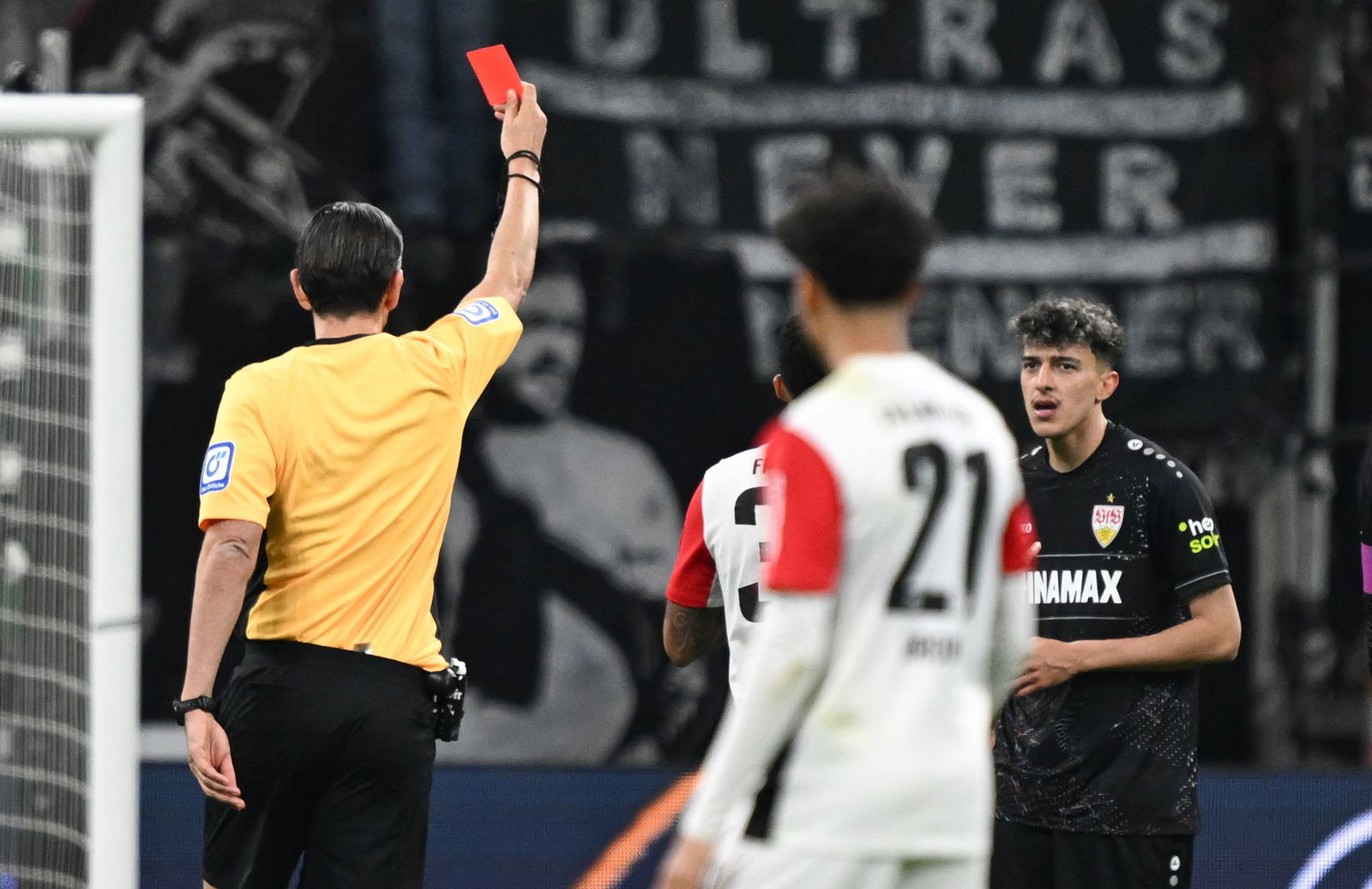 Ameen Al-Dakhil (r.) muss nach seiner Roten Karte zwei Partien zuschauen.