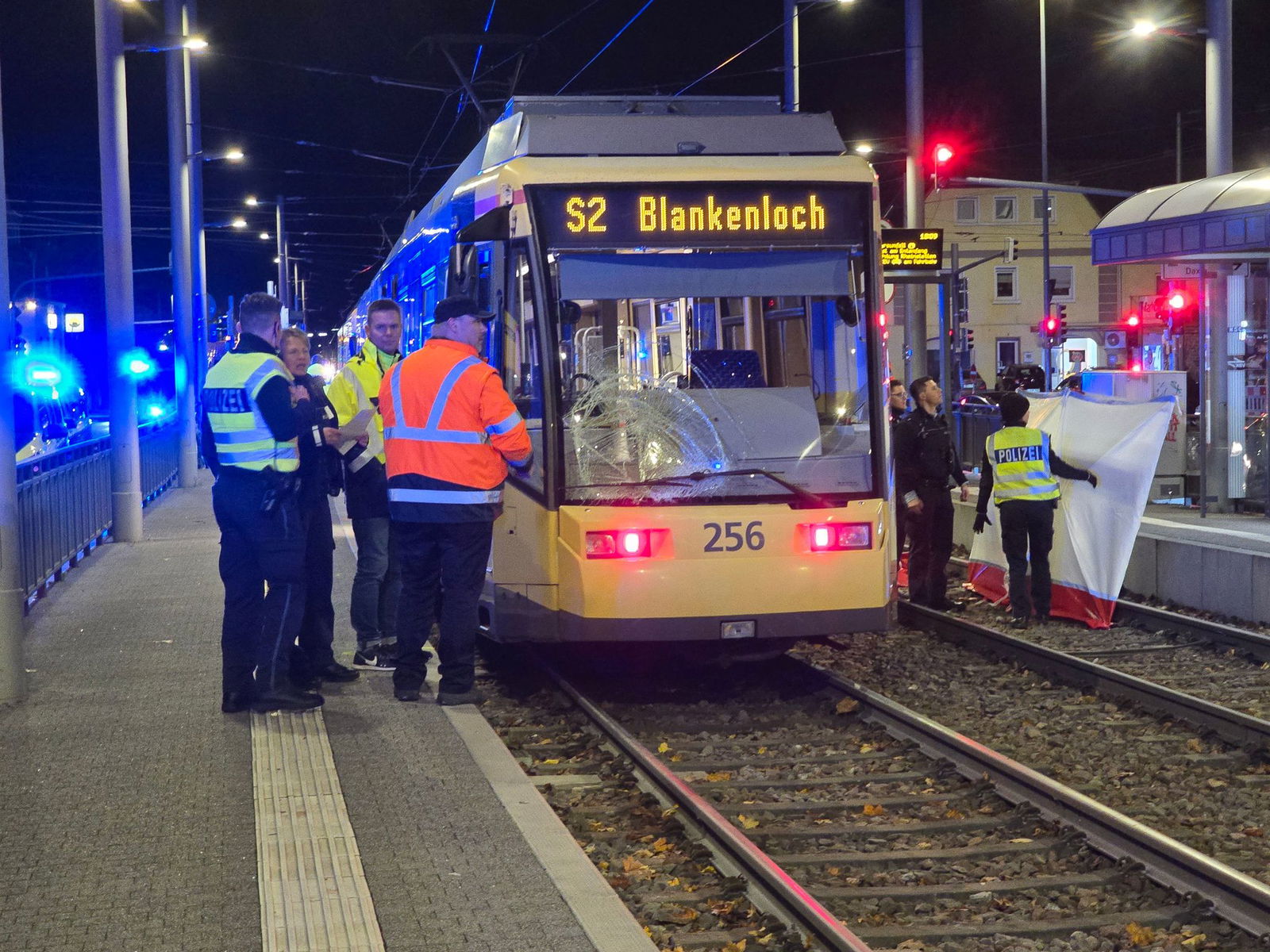 Im November 2024 stirbt ein Mensch in Karlsruhe beim Unfall mit einer Straßenbahn. (Archivbild)
