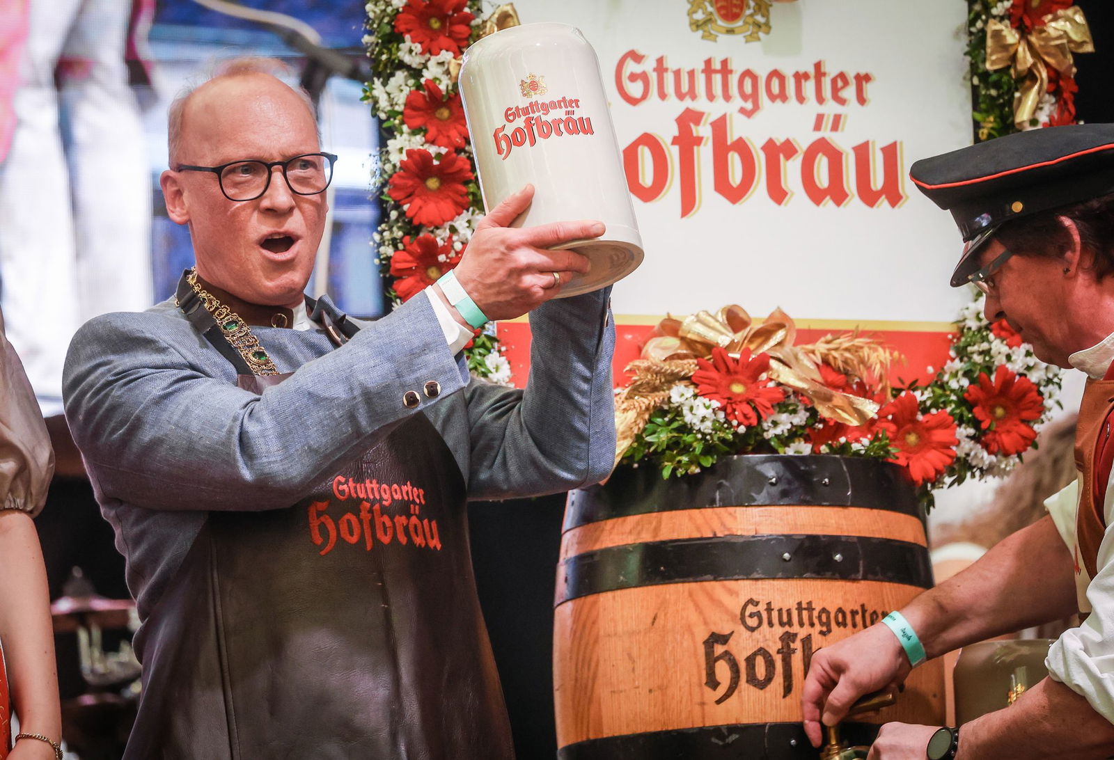 Vier Schläge waren nötig, um das Bier fließen zu lassen.