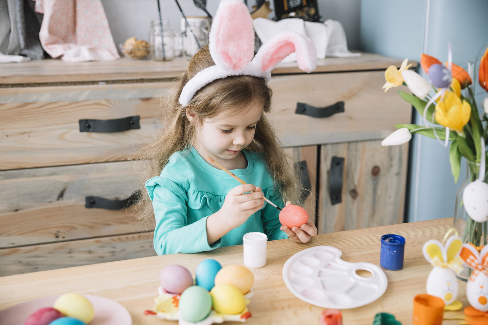 Mädchen bemalt Osterei
