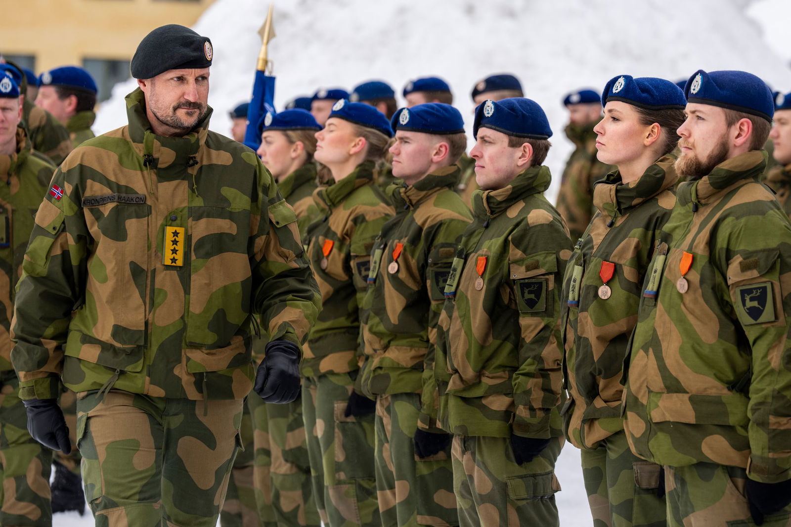 Zur Abschlusszeremonie erhielt Prinzessin Ingrid Alexandra (2.v.r.) Besuch ihres Vaters, Kronprinz Haakon.