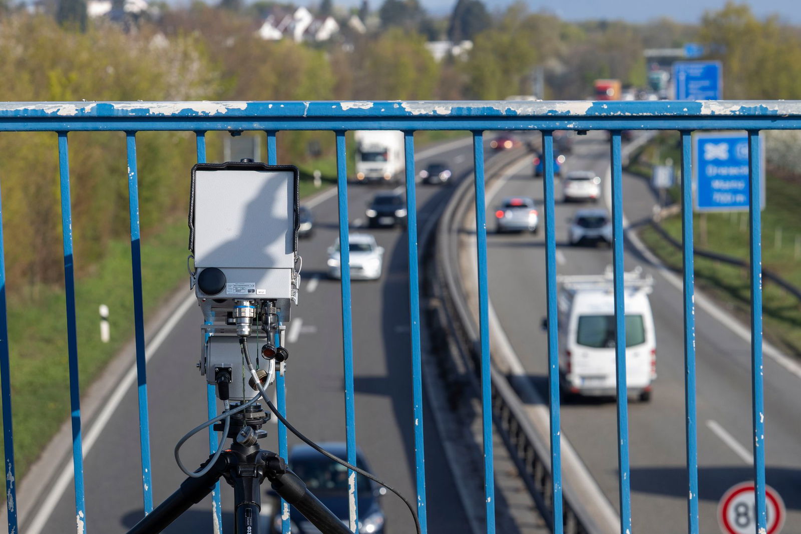 Das Tempo oder den Abstand zum vorausfahrenden Fahrzeug erfasst die Monocam nicht. 