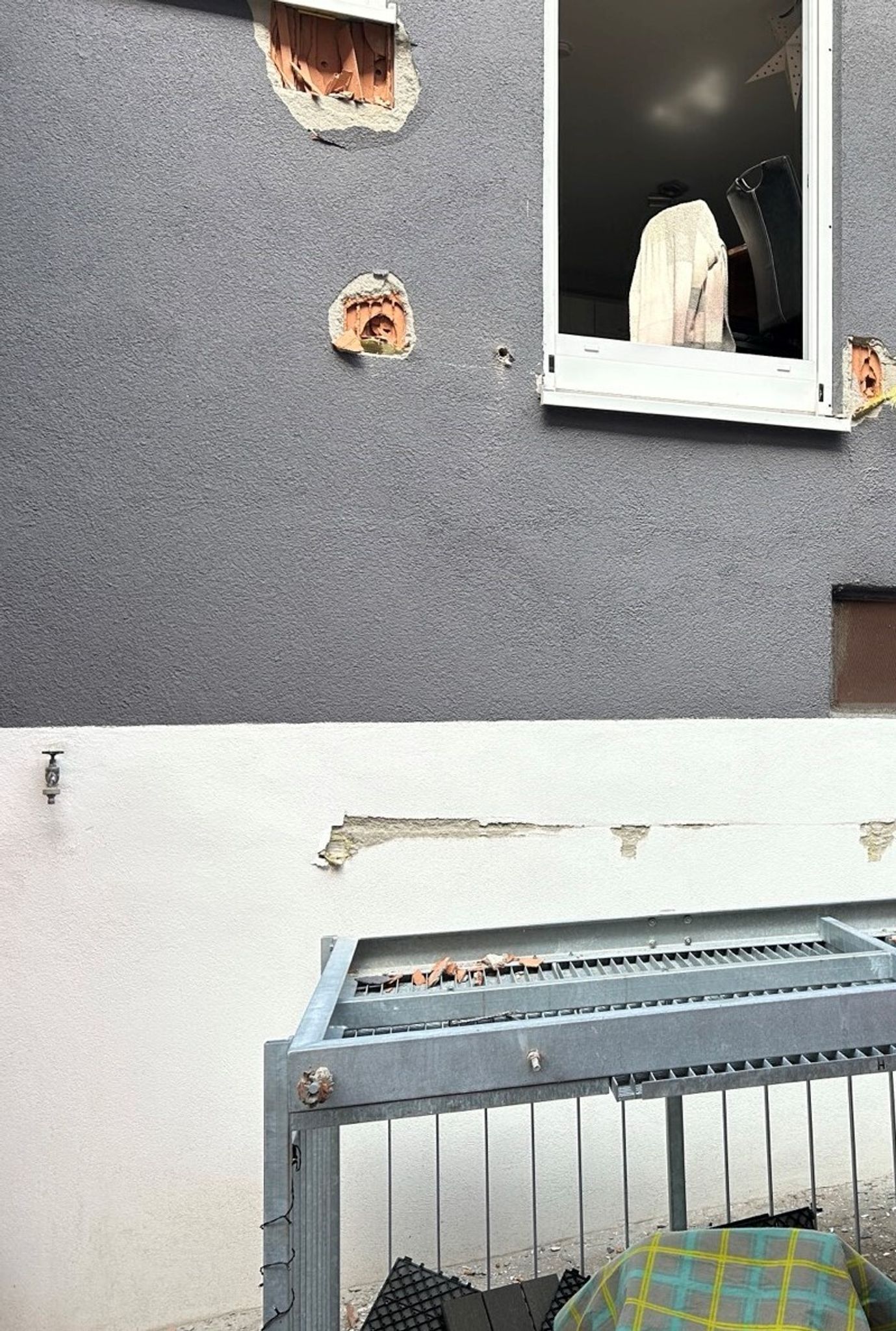 Der frisch installierte Balkon löste sich am Samstag aus seinen Verankerungen.