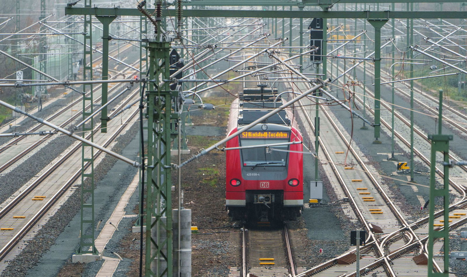 Züge fahren pünktlicher auf Riedbahn. (Archivbild) 