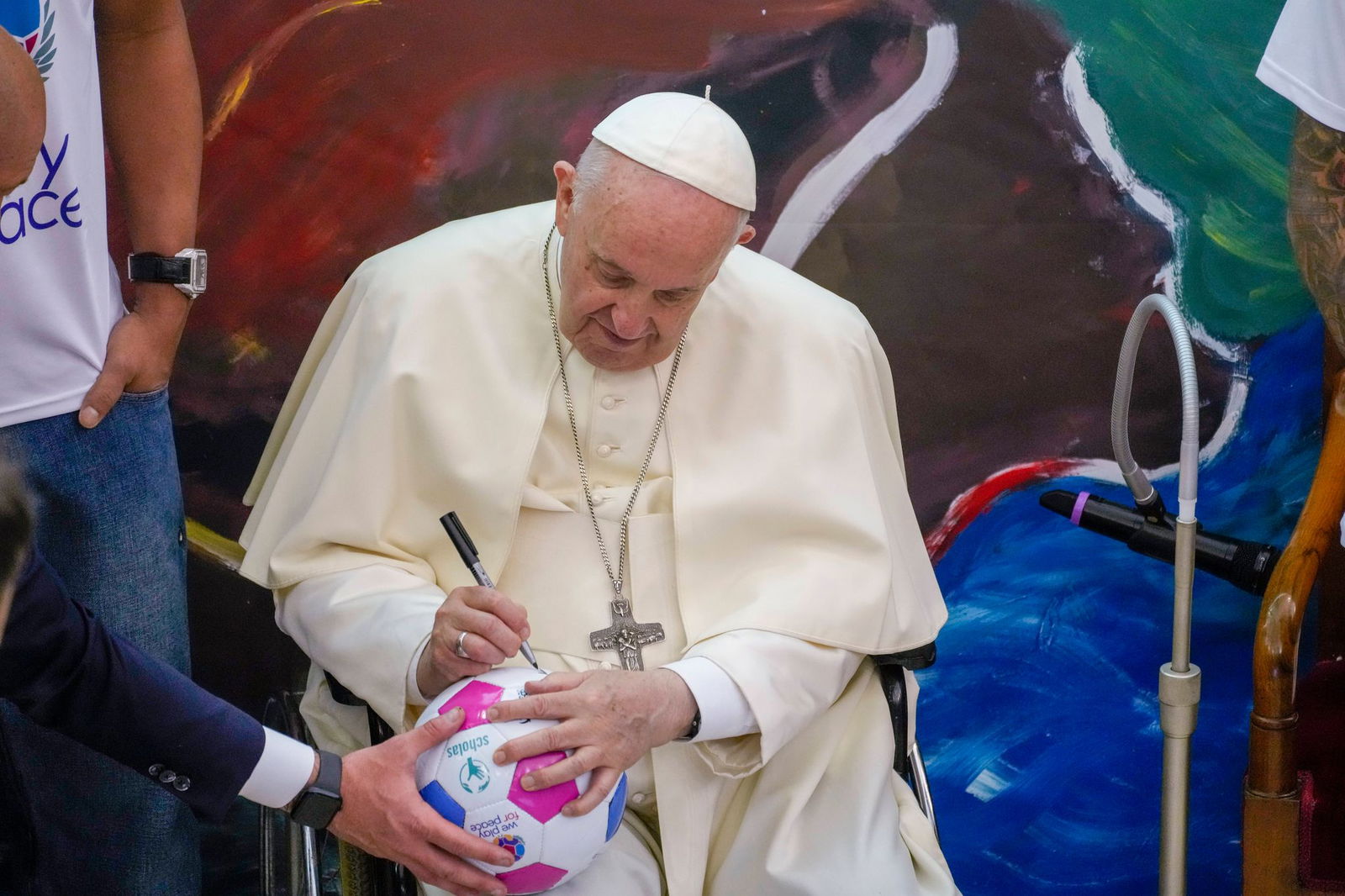 Hatte auch ein Herz für den Fußball: der am Ostermontag gestorbene Papst Franziskus.