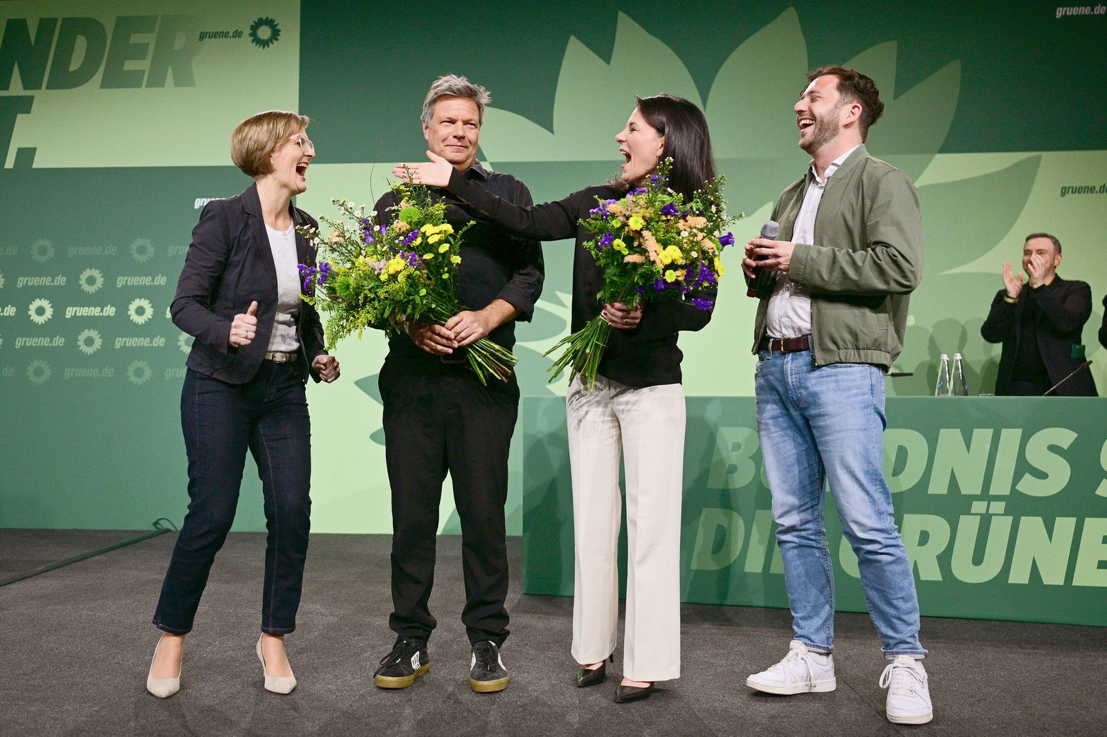 Zum Abschied gab es Blumen für das einstige Spitzenduo Habeck und Baerbock.