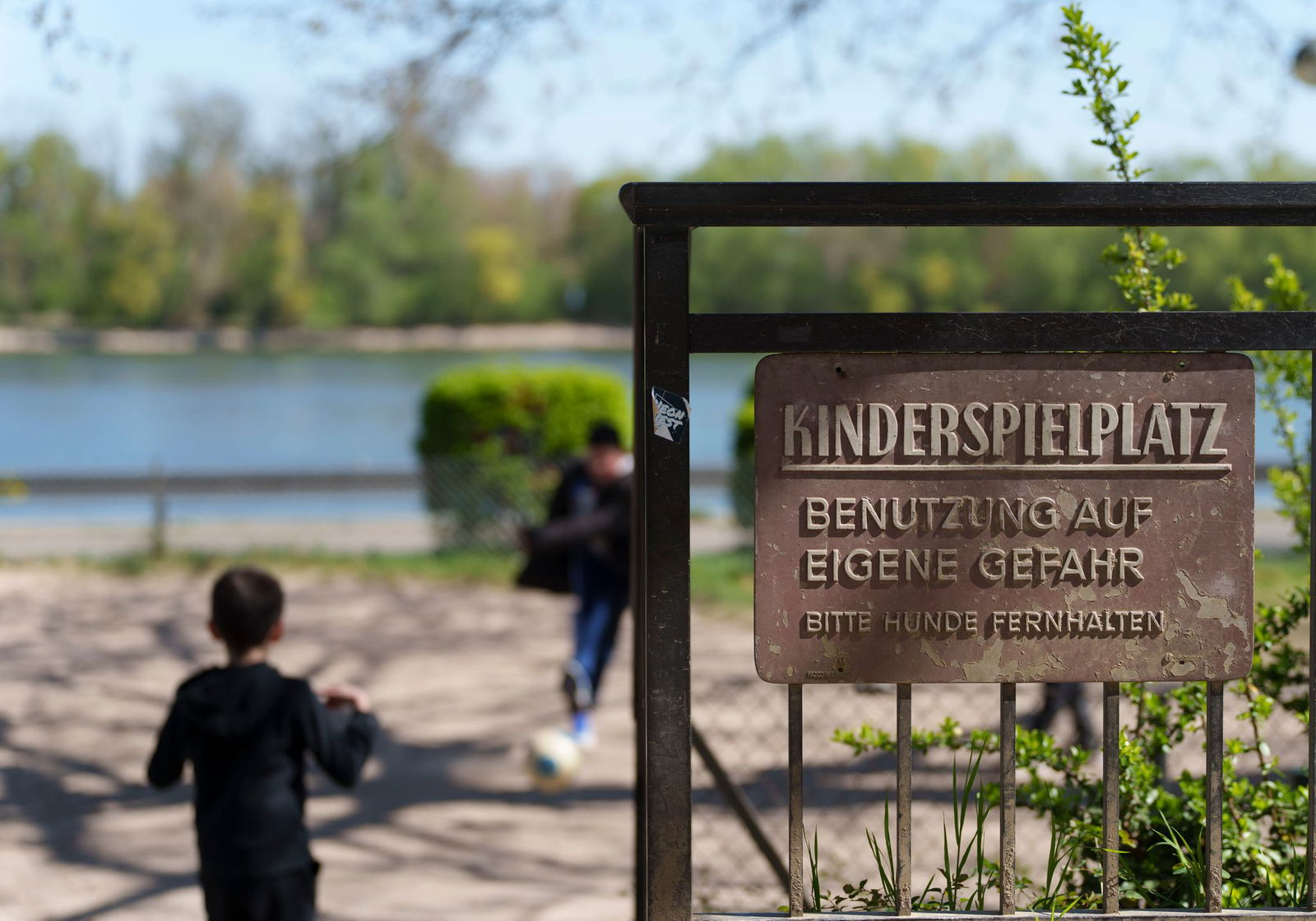 Kinderärzte sehen in Spielplätzen wichtige Orte für die kindliche Entwicklung. (Archivbild)