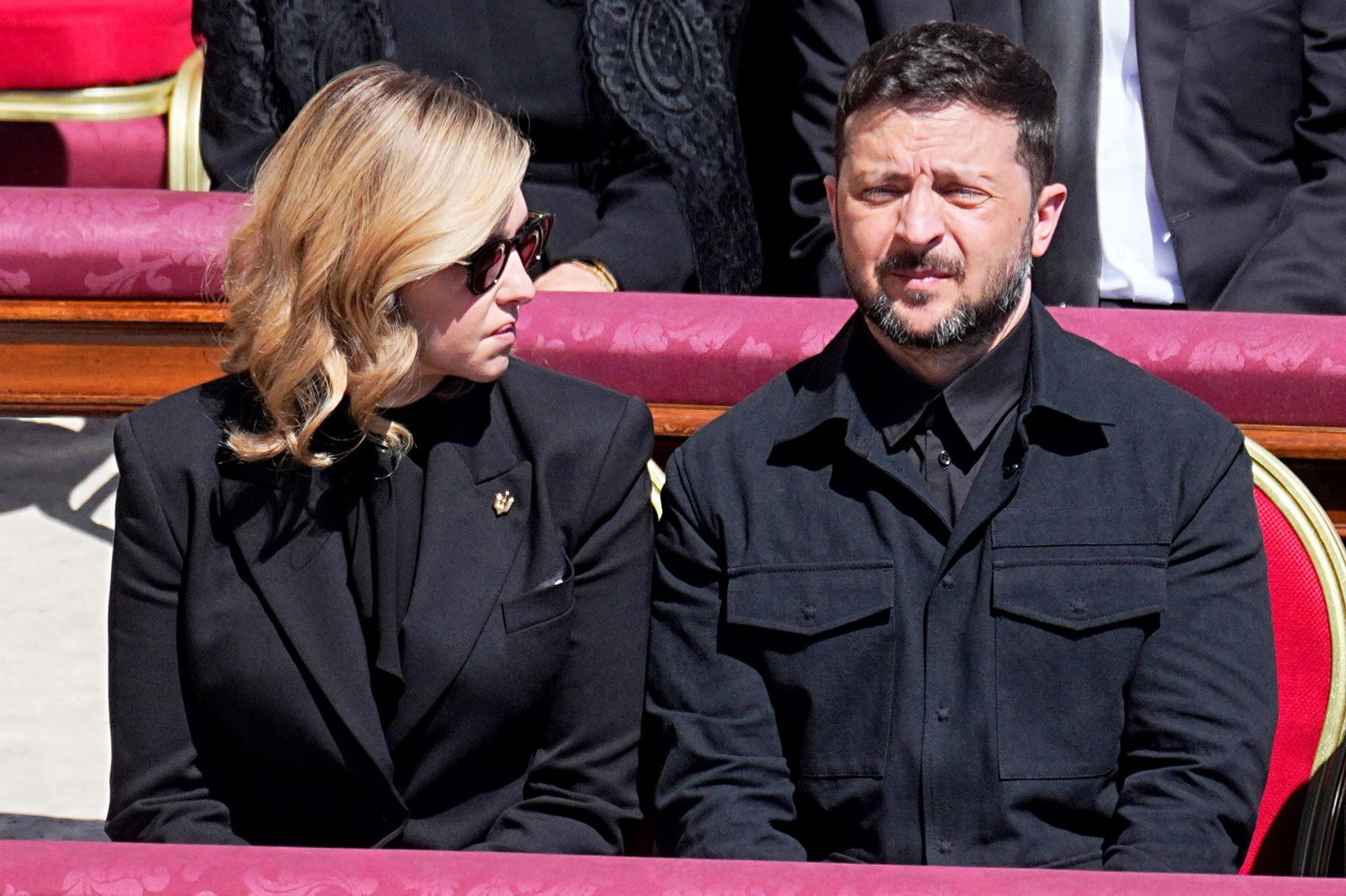 Der ukrainische Präsident trägt Schwarz.