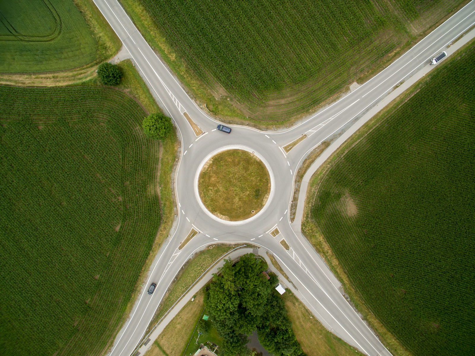 Ein Autofahrer hat sich bei einem Kreisverkehr in Schopfheim seine eigenen Regeln gemacht. (Symbolbild)