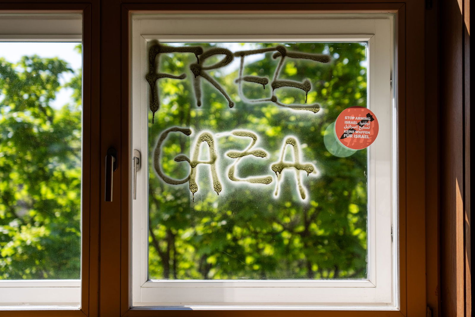 Mit Farbe haben die Aktivisten verschiedene Schriftzüge hinterlassen.