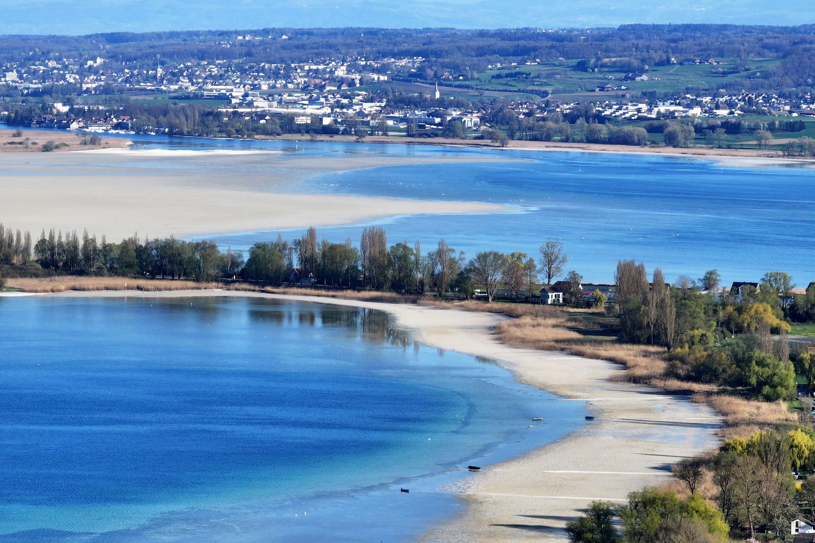 Entlang des Sees tauchen Sandbänke auf. 
