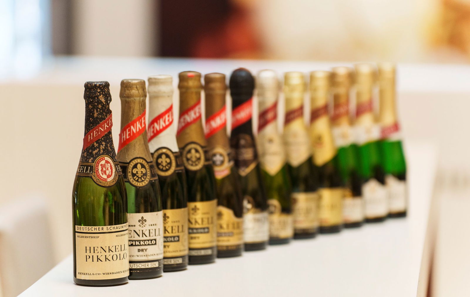 Die markengeschützte Piccolo-Flasche im Laufe der Jahrzehnte. 