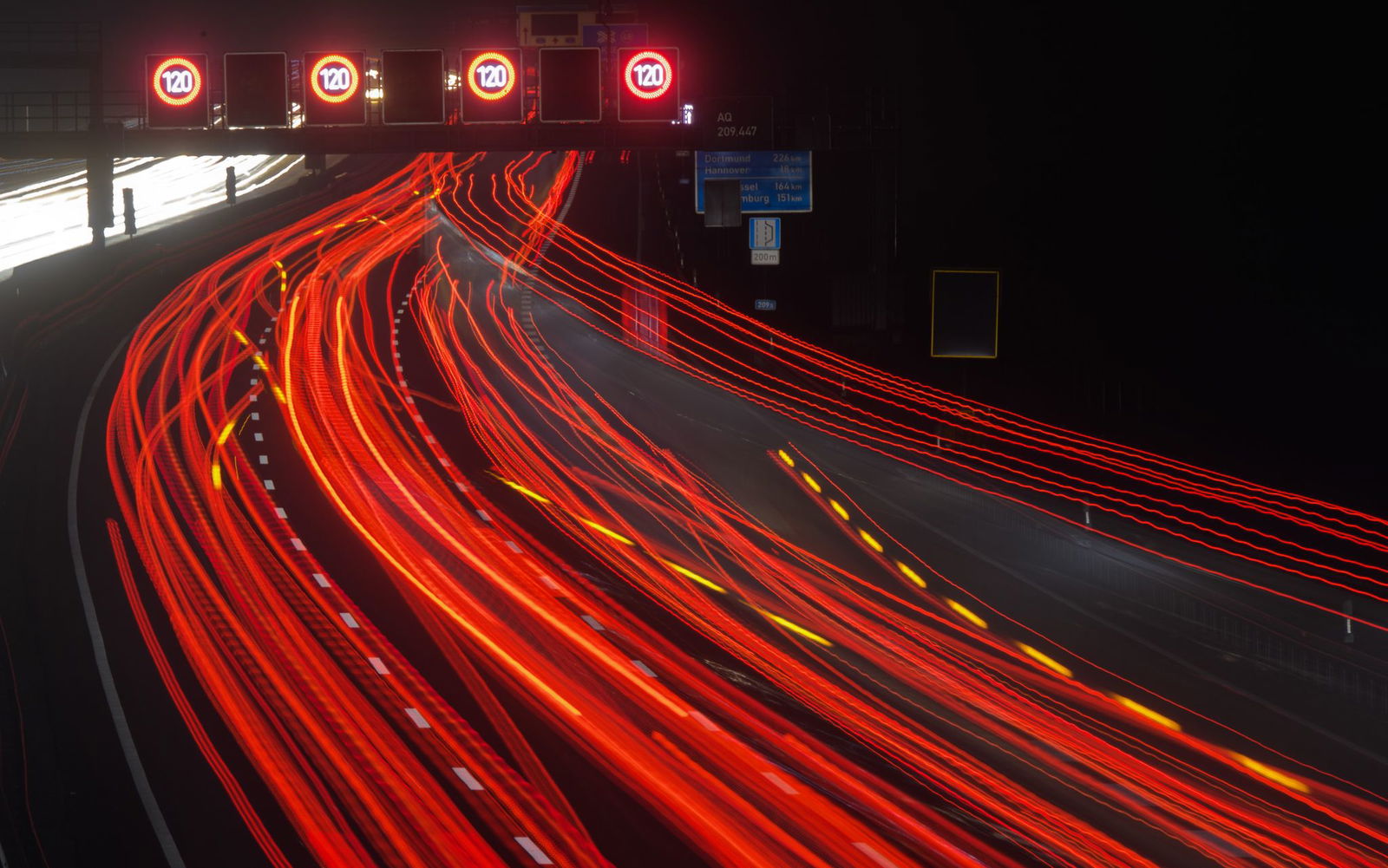 Im Kern geht es bei dem Forschungsprojekt darum, KI für eine noch bessere Steuerung von Verkehrsflüssen zu nutzen (Symbolbild). 