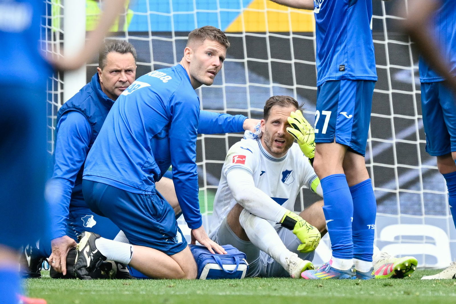 Sichtlich angeschlagen beim Siegtor des BVB: Hoffenheims Torwart Oliver Baumann.