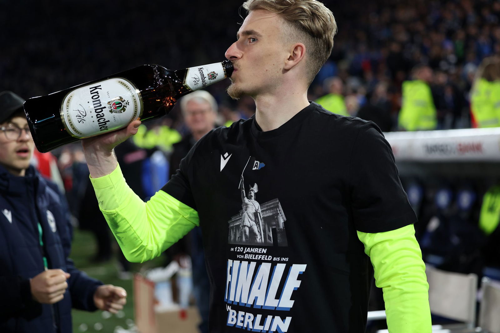 Torwart Jonas Kersken feiert mit Bier und Finalshirt.