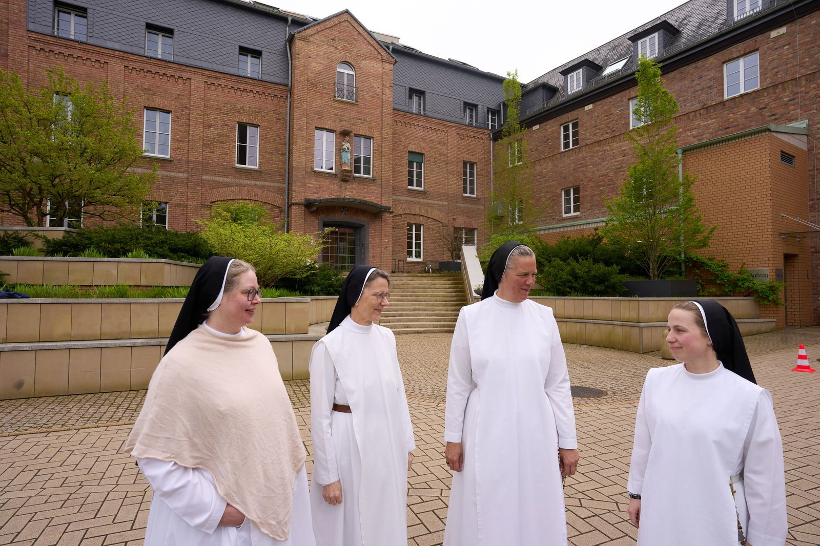 Die Nachricht vom Tod des Papstes platzte im Kloster mitten in den Gottesdienst.