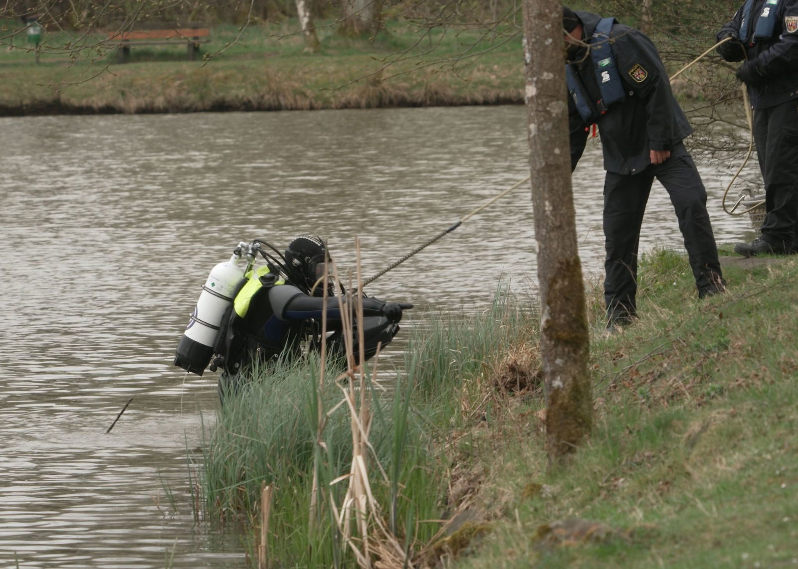 Taucher haben den Elkenrother Weiher durchsucht.