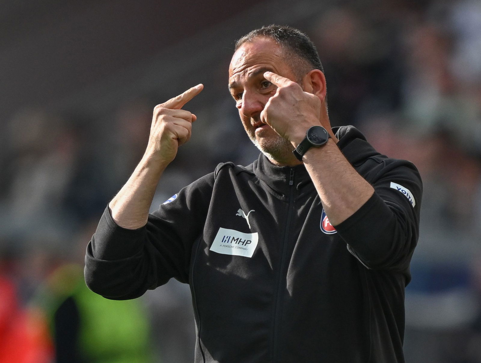 Trainer Frank Schmidt und der 1. FC Heidenheim empfangen am Samstag den FC Bayern.