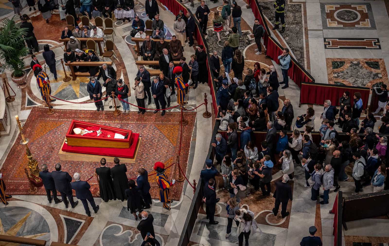 Gläubige ziehen am aufgebahrten Papst Franziskus vorbei.