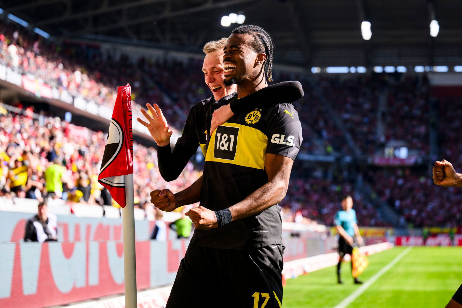 Carney Chukwuemeka erzielt sein erstes Tor im BVB-Trikot.
