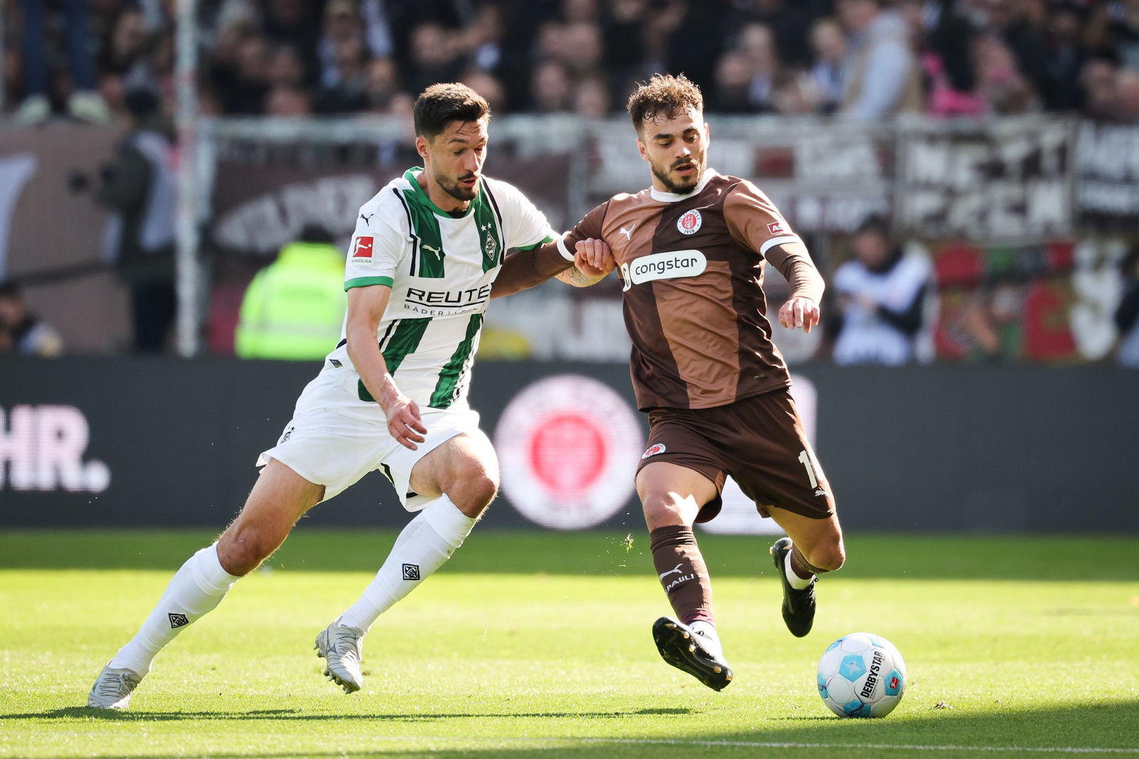St. Paulis Danel Sinani (r) und Mönchengladbachs Tim Kleindienst im Kampf um den Ball.