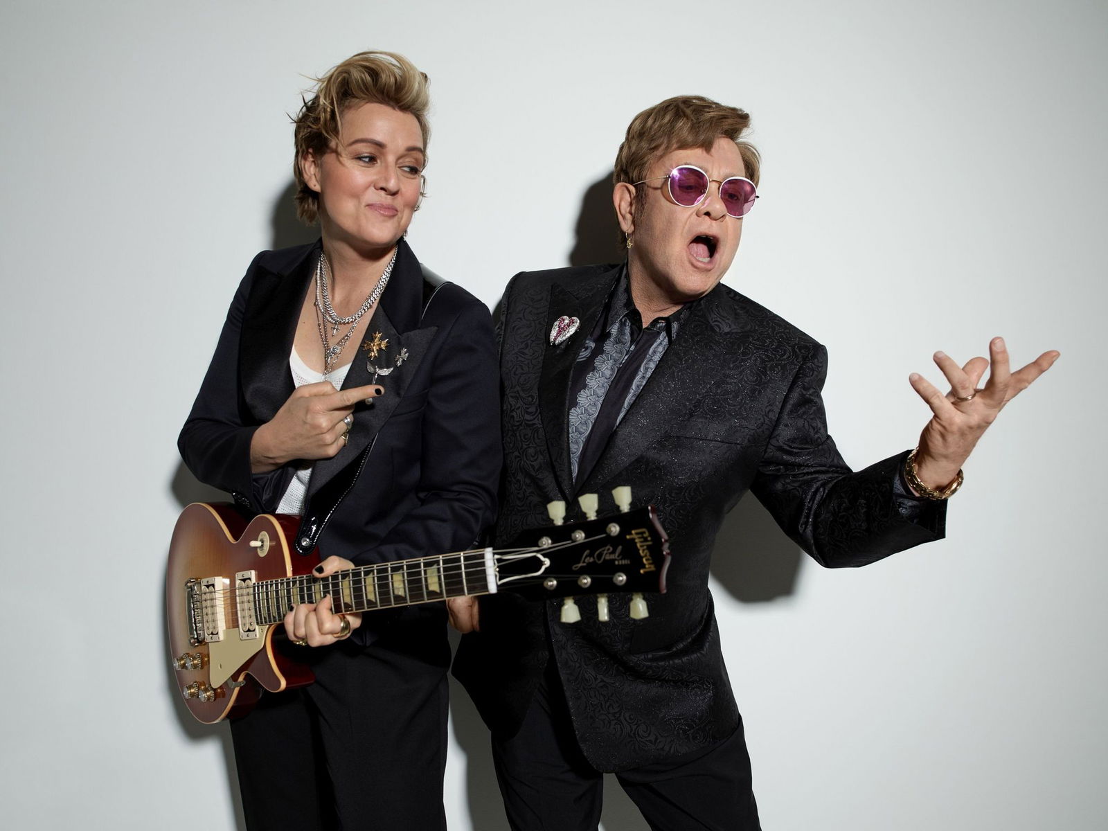 Brandi Carlile und Elton John melden sich mit einem neuen Album zurück. 