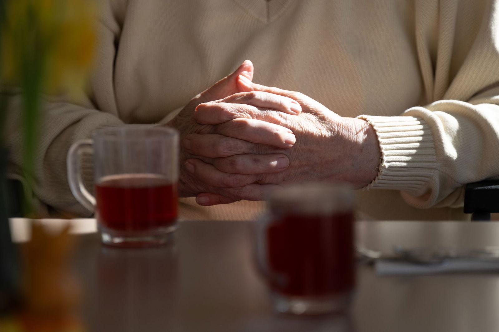 Einsamkeit zählt laut Sozialminister Magnus Jung (SPD) zu den Hauptrisiken für Pflegebedürftigkeit im Alter. (Symbolbild)