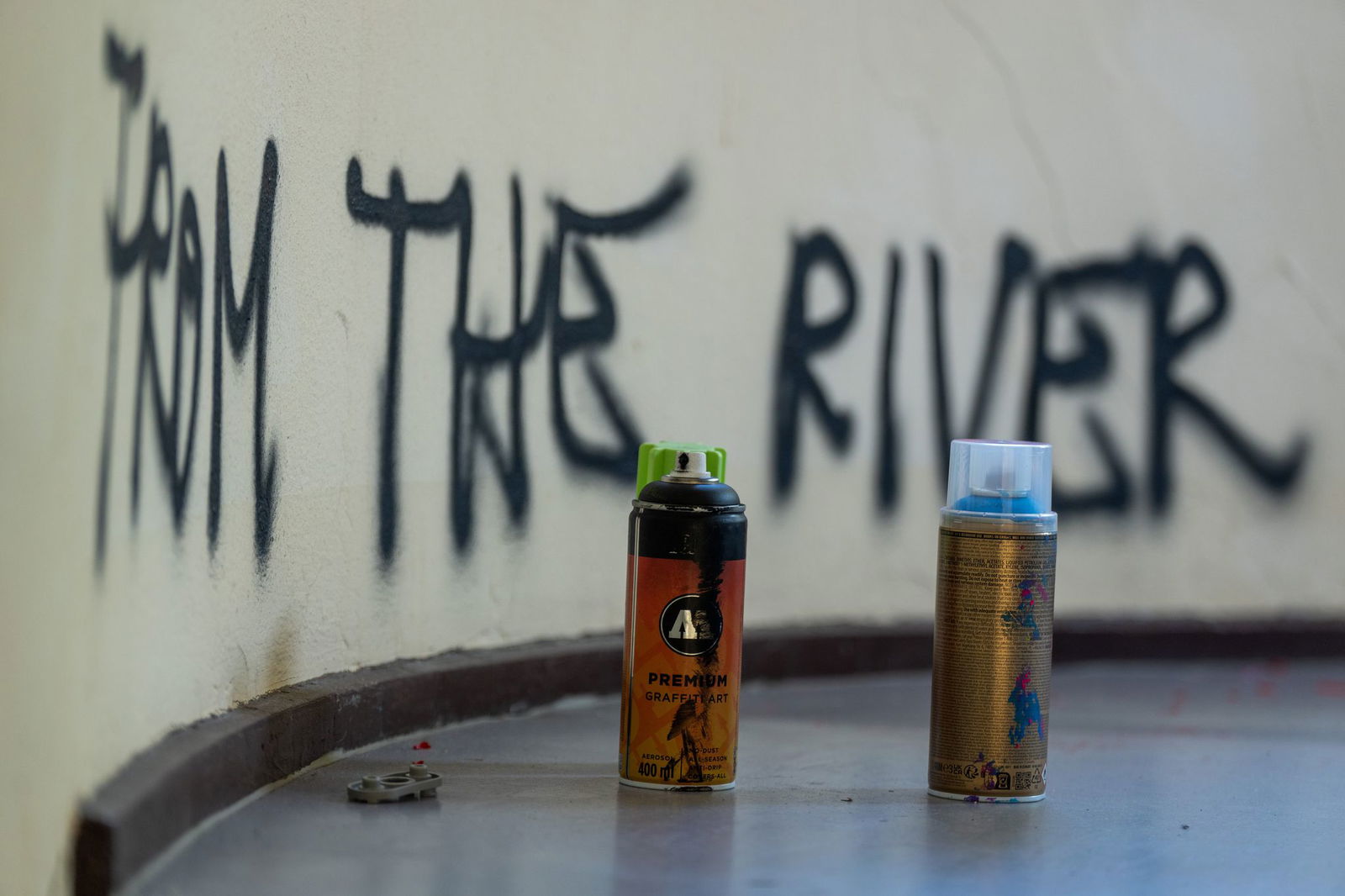 Im Treppenhaus stehen noch Farbspray-Dosen der Aktivisten.