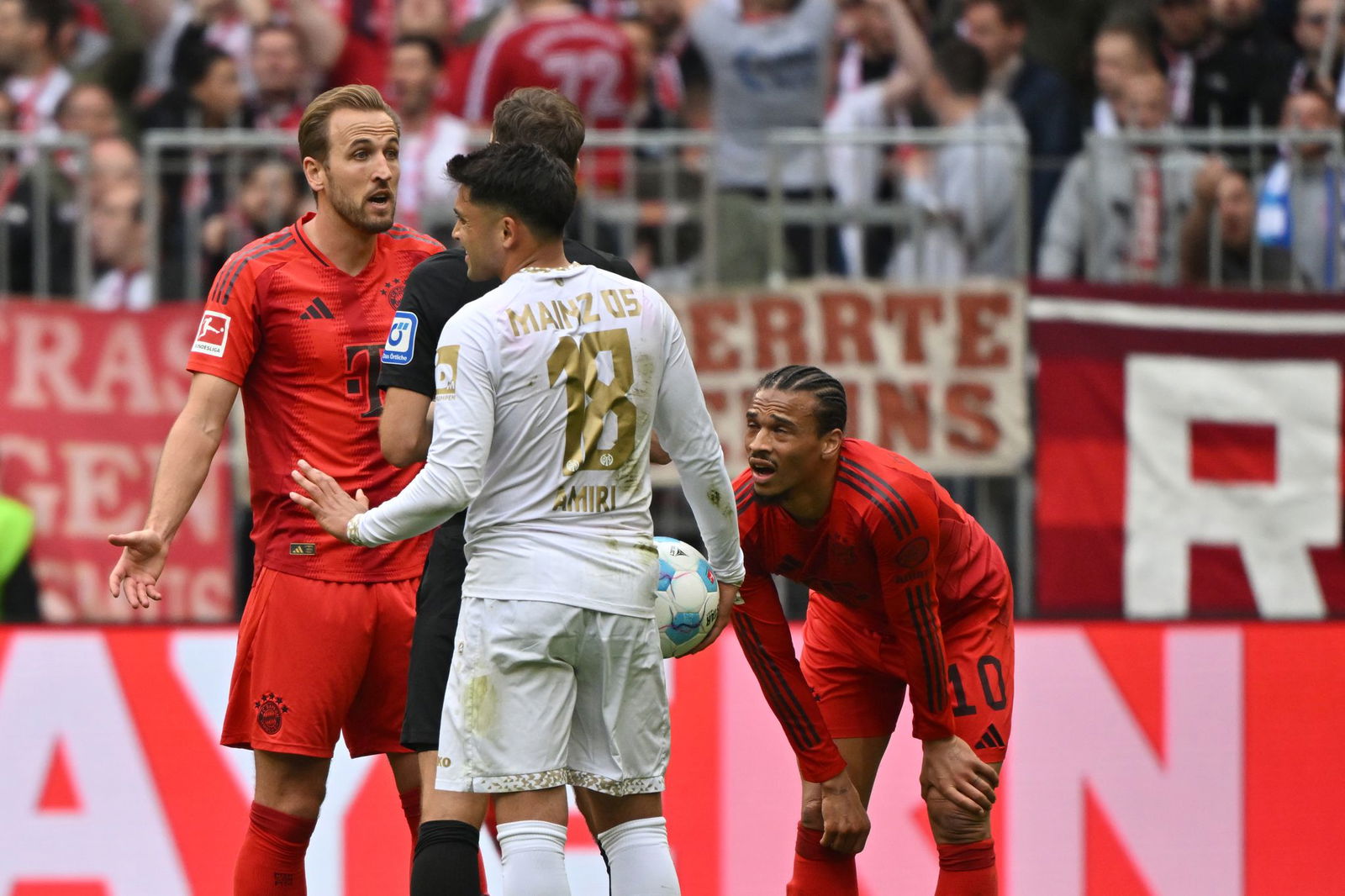 Harry Kane (l) sah eine folgenschwere Verwarnung gegen Mainz.