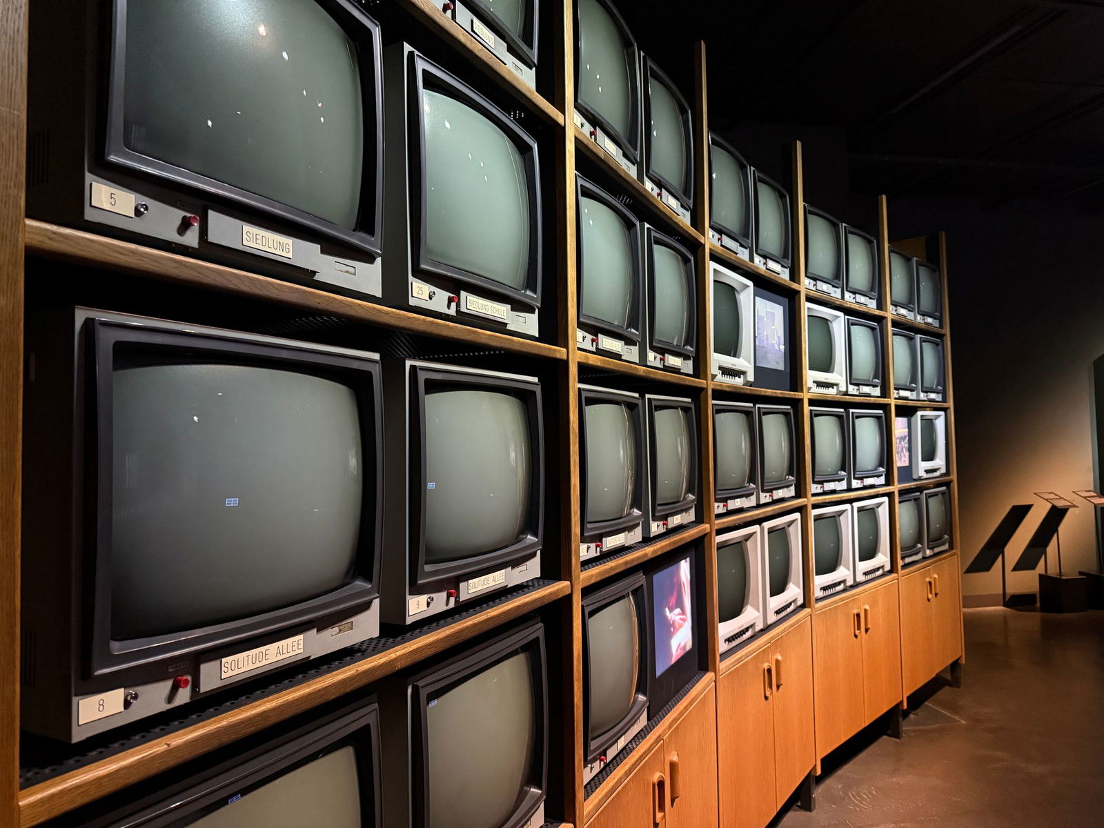 Die meisten Monitore der Überwachungswand waren zum Auftakt des Stammheimer Verfahrens schon dabei.