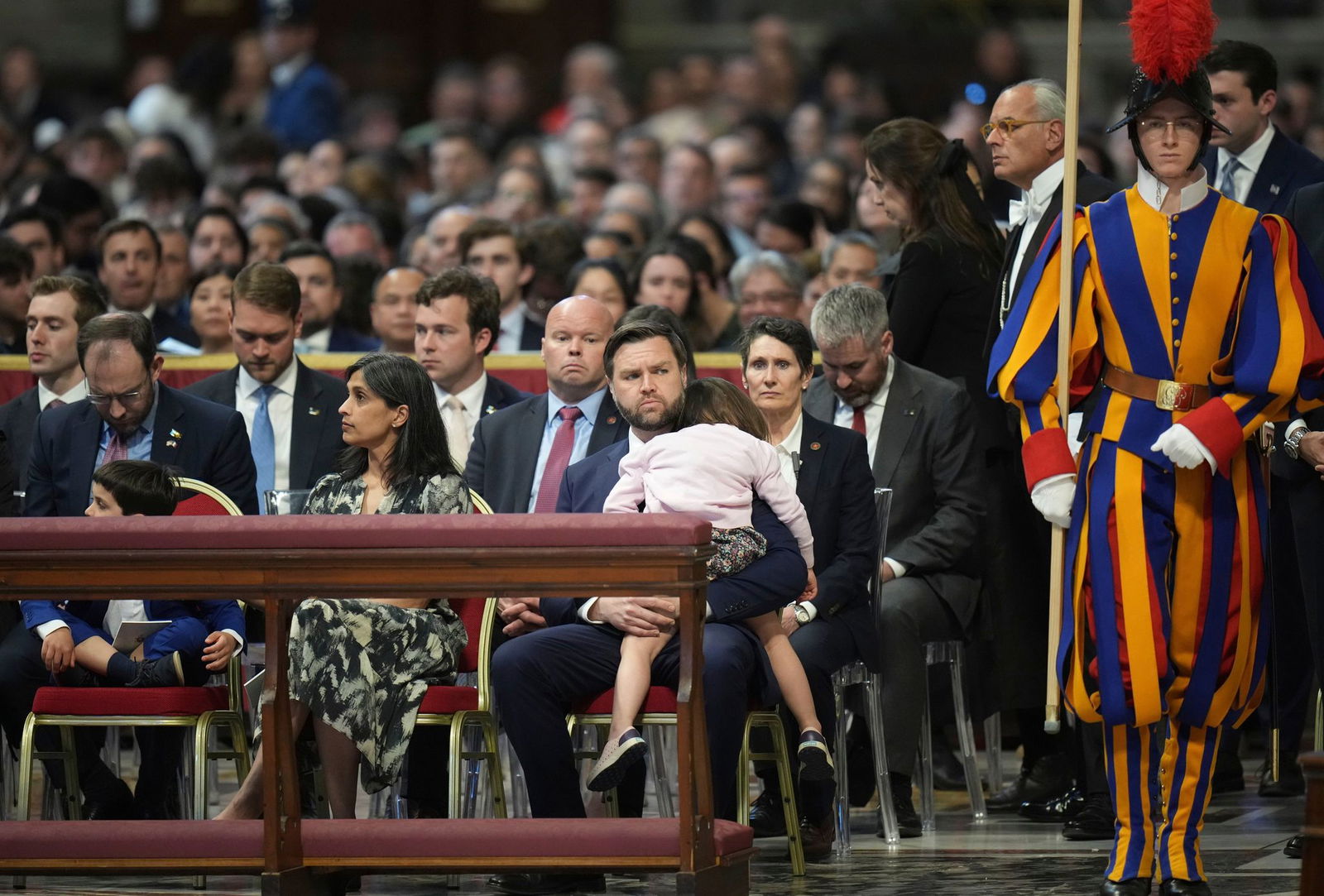 Mit der Tochter auf dem Schoß besuchte JD Vance einen Gottesdienst im Petersdom.