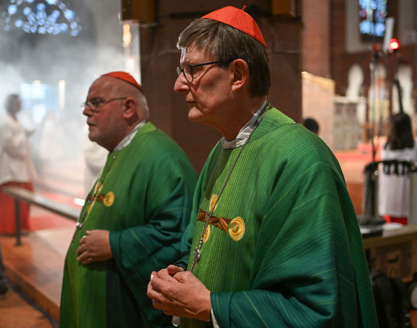 Rainer Maria Woelki (r) und Reinhard Marx sind zwei der drei deutschen Kardinäle, die den neuen Papst mitwählen. (Archivbild)