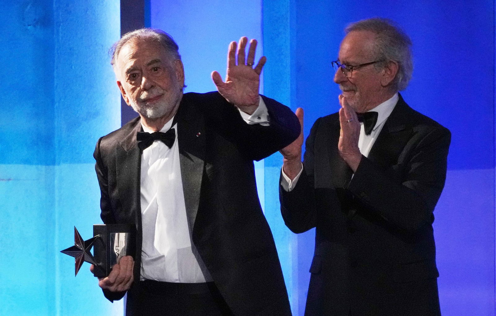 Francis Ford Coppola (l) bekam von Steven Spielberg den renommierten AFI-Preis für sein Lebenswerk überreicht.