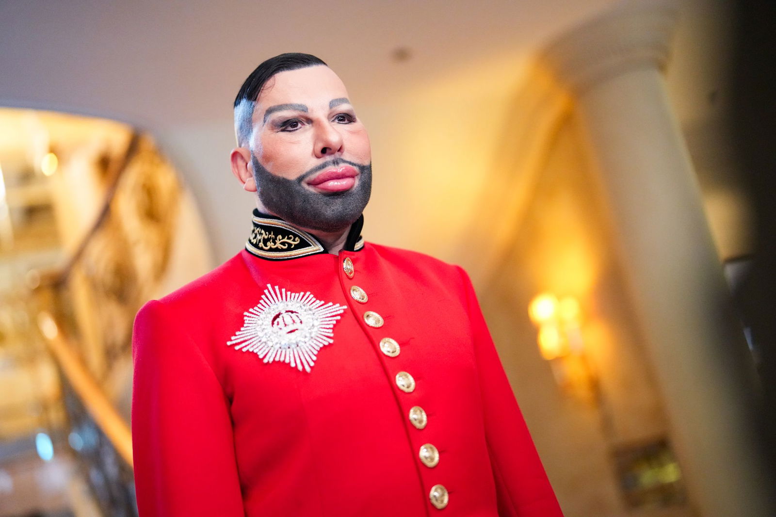 Modeschöpfer Glööckler schilderte in einem Auto sitzend, wie er auf schnellstem Wege das Gebäude verlassen musste. (Archivfoto)