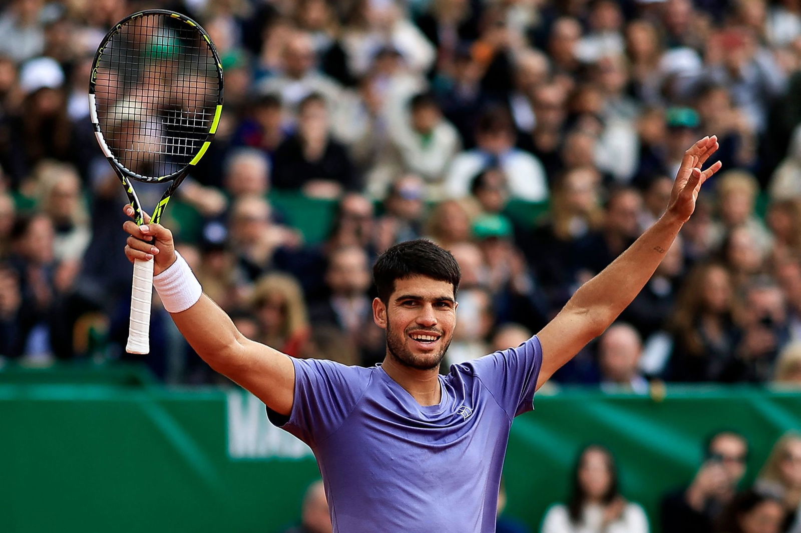 Tennisstar Carlos Alcaraz feiert den Titelgewinn in Monte Carlo. 