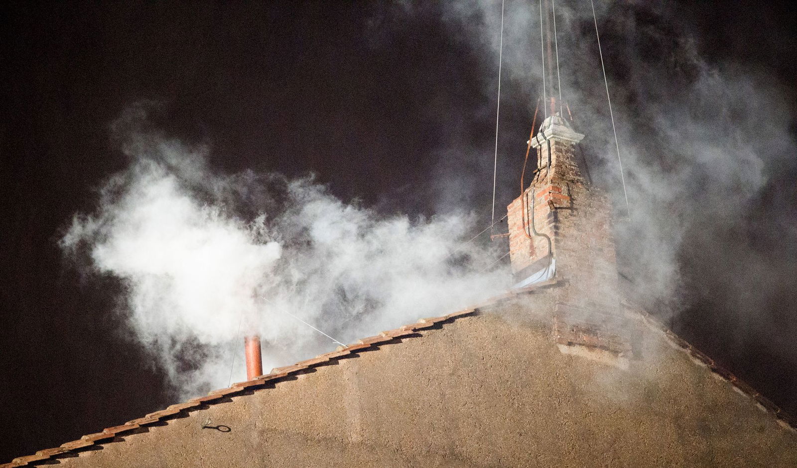 Steigt weißer Rauch auf, ist klar: Es gibt einen neuen Papst.